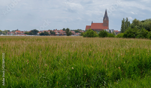 Blick auf die Silhouette von Barth am Barther Bodden.