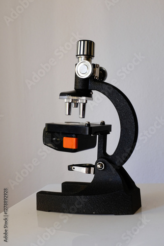 freigestelltes Lichtmikroskop in seitlicher Darstellung