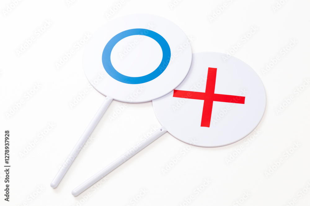 Obraz premium 白背景にマルバツ札