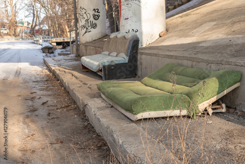Bilde på lerret Old dirty sofa under the bridge