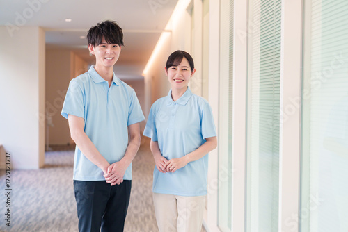 介護施設で働く男女のスタッフ