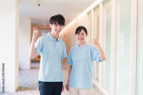 介護施設で働く男女のスタッフ