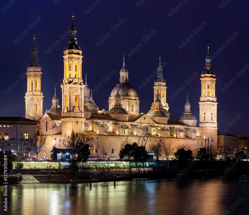 Naklejka premium Zaragoza - The Basilica del Pilar with the Ebro river at dusk.