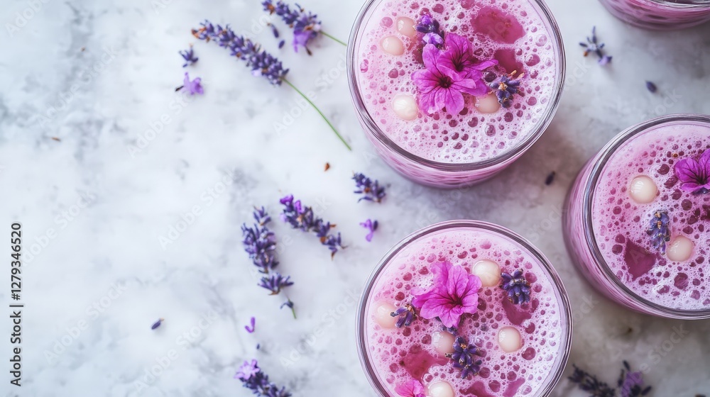 Naklejka premium Refreshing Pink Lavender Drink with Bubbles and Floral Garnish
