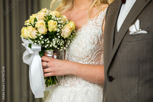 Obraz na płótnie Macro view of bouquet of flowers holding by obscured bride on wedding w salonie