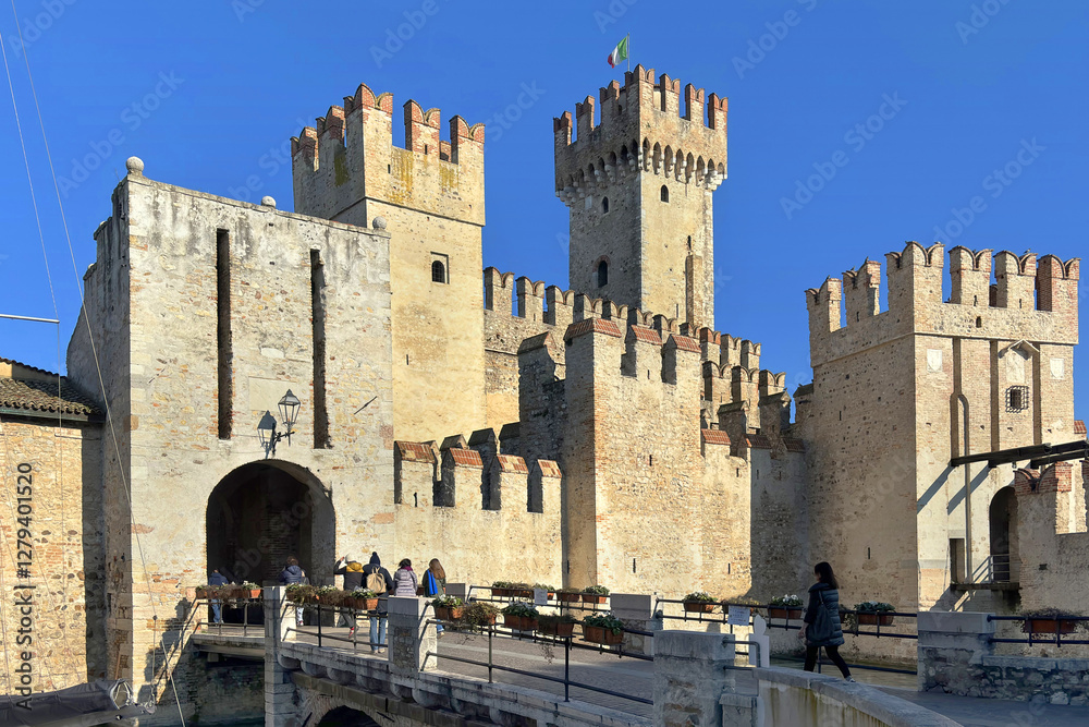 Obraz premium castello medievale di sirmione in italia 