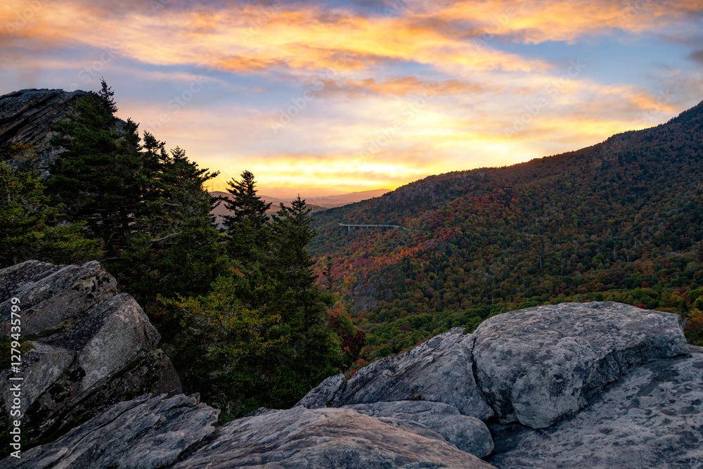 Obraz premium Scenic autumn sunset over North Carolina's Grandfather Mountain along the Blue Ridge Parkway