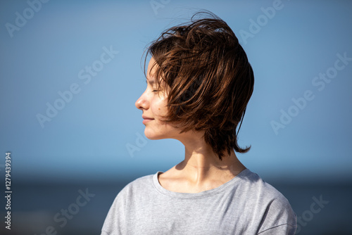 Obraz na płótnie Beautiful girl walking at sea shore w salonie
