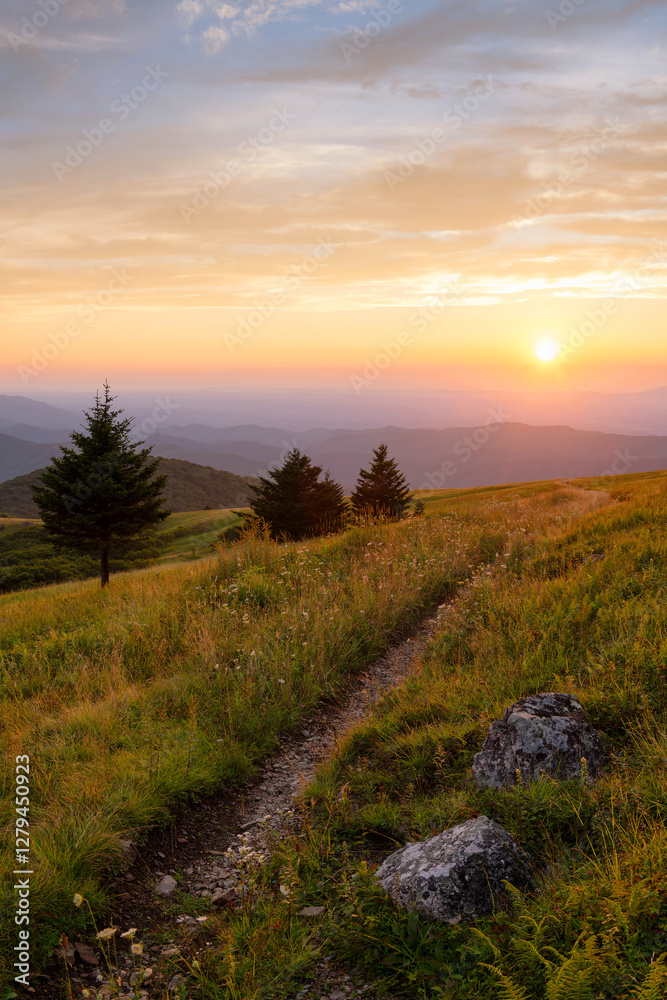Obraz premium Scenic summer sunset over the Appalachian Mountains of Virginia