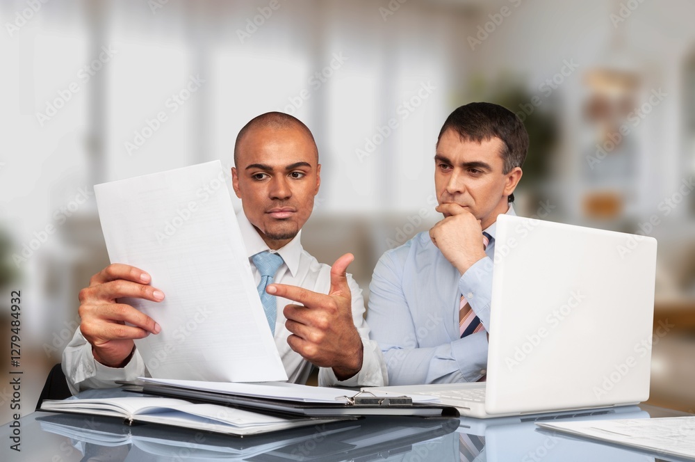 © BillionPhotos.com - Shot of business people team working with laptop © BillionPhotos.com - Shot of business people team working with laptop