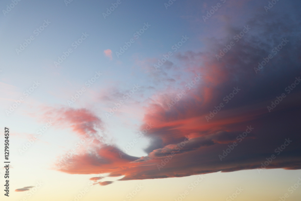 Obraz premium Dramatic Sunset Sky with Vibrant Pink and Purple Clouds