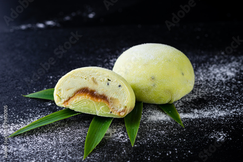 Obraz na płótnie Mochi Green Japanese dessert on a black background w salonie