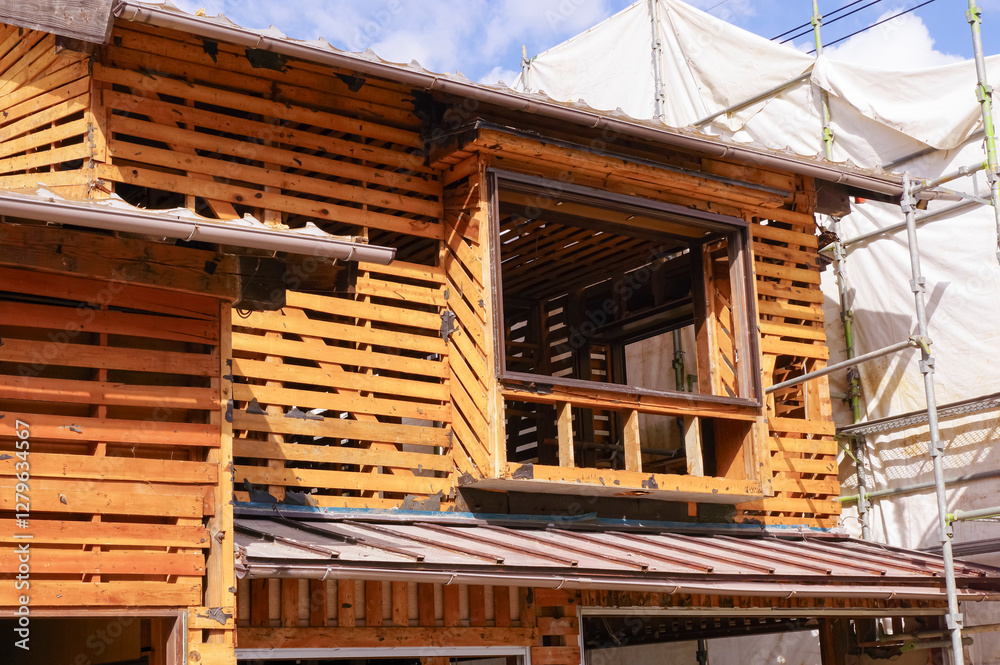 Fototapeta premium 解体工事中の木造家屋