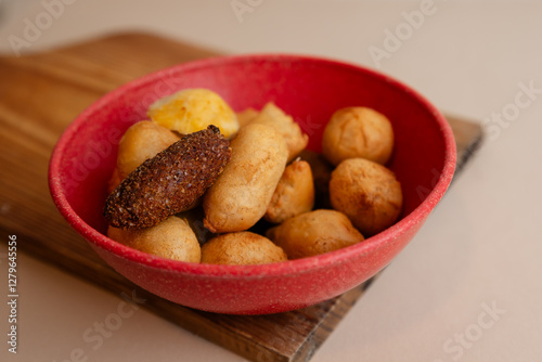 Salgado brasileiro de festa coxinha, empada, hamburguer