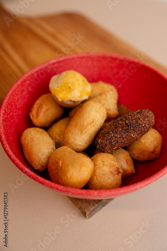 Salgado brasileiro de festa coxinha, empada, hamburguer