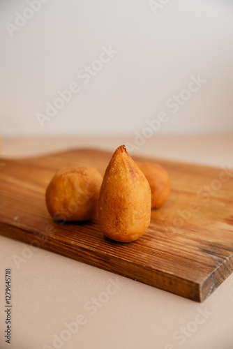 Salgado brasileiro de festa coxinha, empada, hamburguer
