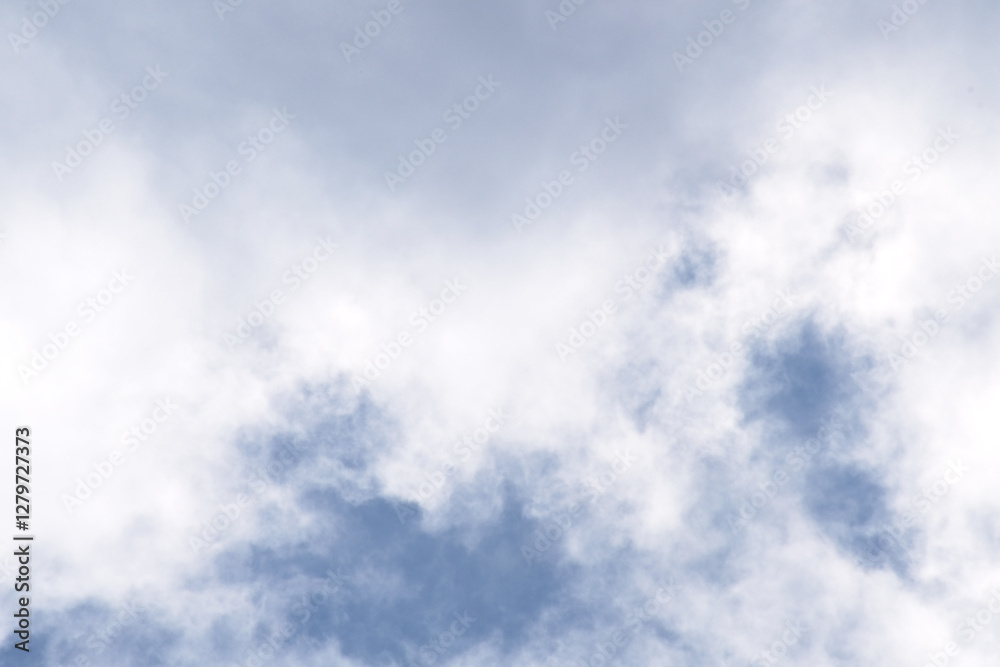Obraz premium Heavy rain cloud with blue sky as background