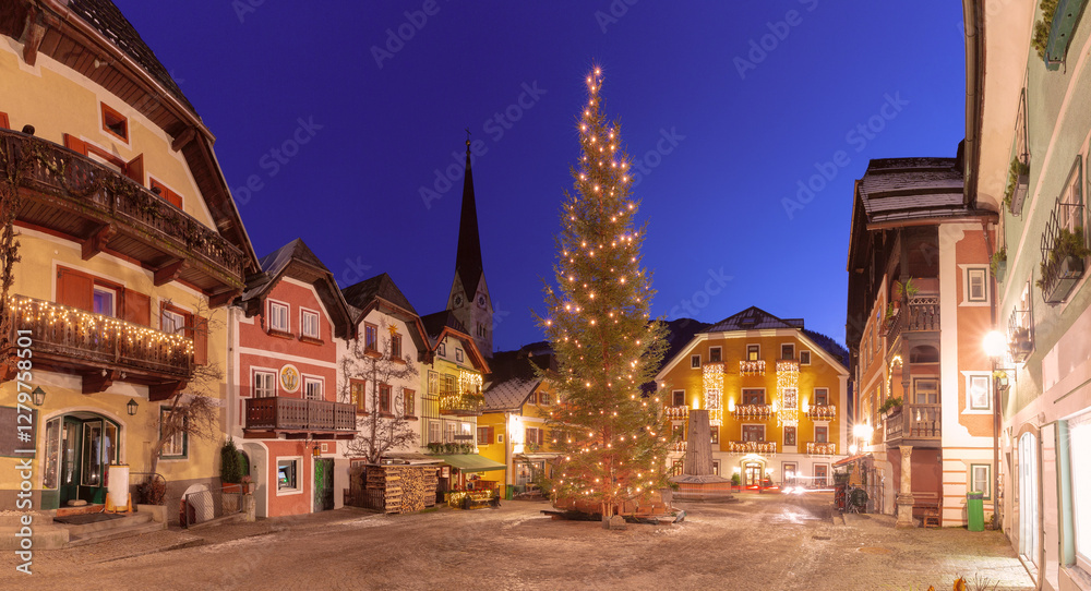 Naklejka premium Festive Christmas tree illuminated in the historic market square of Hallstatt, Austria,