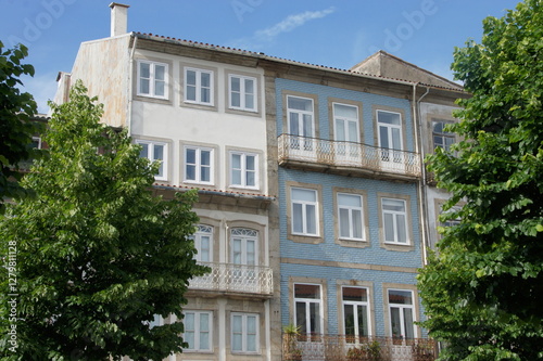 Quadro su tela White and blue painted building facade adorned with numerous windows and balconies