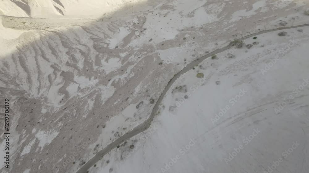 Fpv en el desierto con arroyo de agua