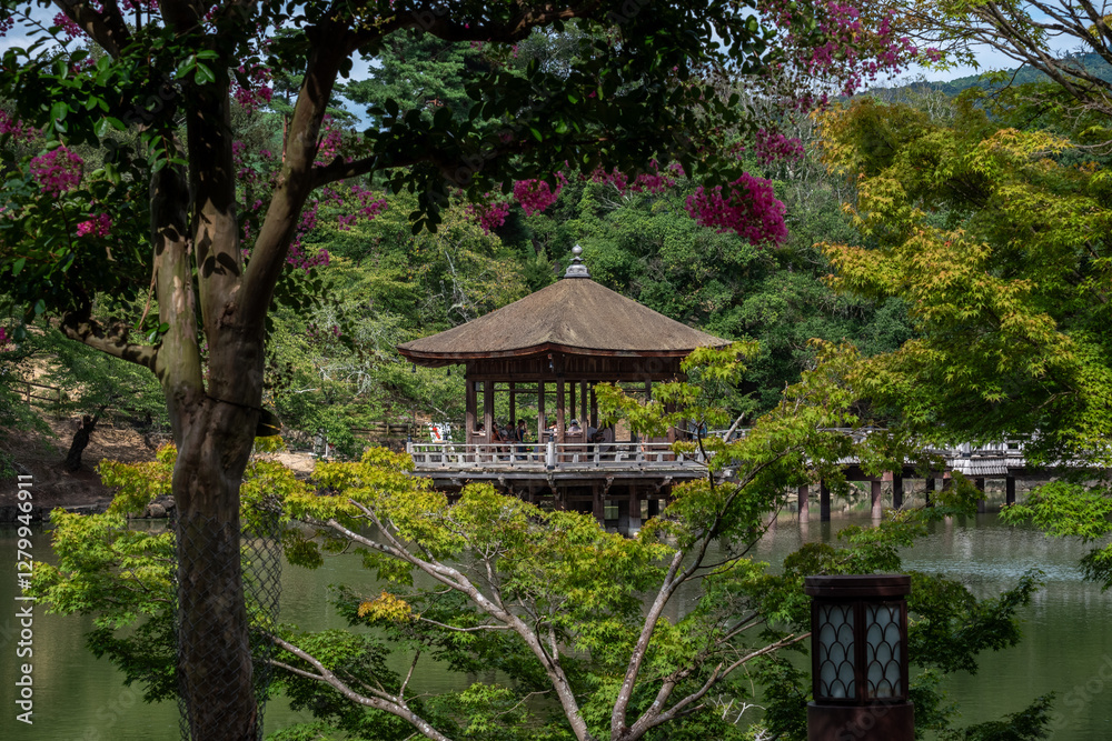 木々に囲まれた奈良・浮見堂の静寂な風景
