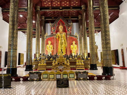 Obraz na płótnie Buddha statue at Wat Chedi Luang Buddhist temple at night in Chiang Mai w salonie