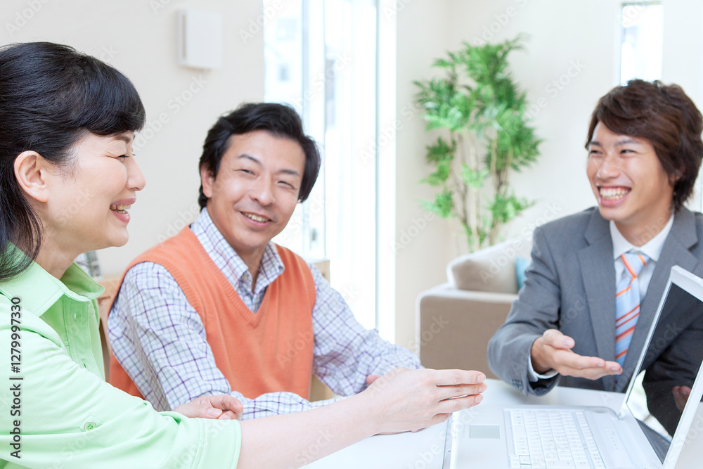 営業マンと打ち合わせをする夫婦 営業マンと打ち合わせをする夫婦
