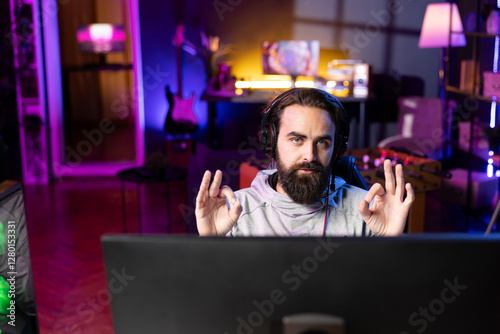 Fototapet Portrait of gamer discussing with audience multiplayer videogame match winning strategies during livestream
