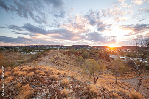 Sonnenuntergang über Mt. Isa City in Queensland, Australien. photo
