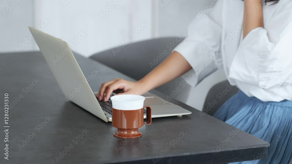ノートパソコン、女性、ビジネス、PC、仕事、オフィス、副業、入力、キーボード、手元、メール、検索、テキスト、文章、レポート、カジュアル、デスクワーク、事務、バックオフィス、転職、クローズアップ、日本人、働く、カフェ、編集、記事、記者、ライター、ブログ、SNS、在宅ワーク、フレックス、ライティング、文字起こし、フリーランス、web、インターネット、オンライン、コラム、コピーライター、ビジネスパーソン ノートパソコン、女性、ビジネス、PC、仕事、オフィス、副業、入力、キーボード、手元、メール、検索、テキスト、文章、レポート、カジュアル、デスクワーク、事務、バックオフィス、転職、クローズアップ、日本人、働く、カフェ、編集、記事、記者、ライター、ブログ、SNS、在宅ワーク、フレックス、ライティング、文字起こし、フリーランス、web、インターネット、オンライン、コラム、コピーライター、ビジネスパーソン