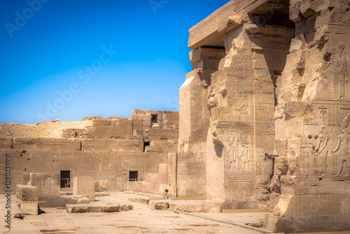 Templo de Kom Ombo. Egipto. Kom Ombo. El templo de Sobek y Haroeris construido durante la dinastía ptolemaica - Sala hipóstila con capiteles florales encima de columnas photo