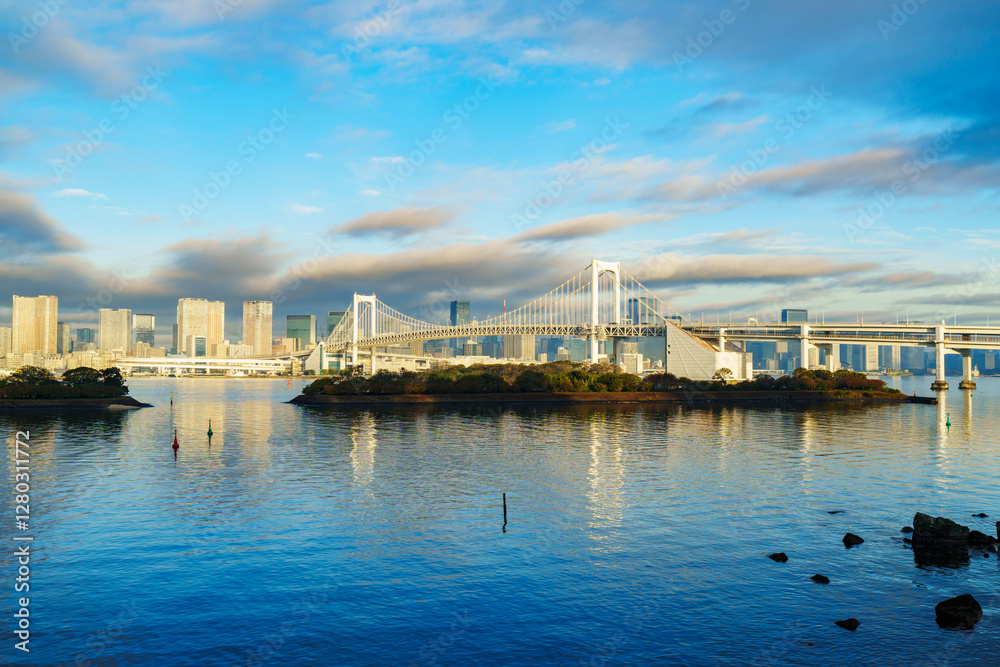 Fototapeta premium Tokyo skyline with Rainbow Bridge and Tokyo Tower at sunrise