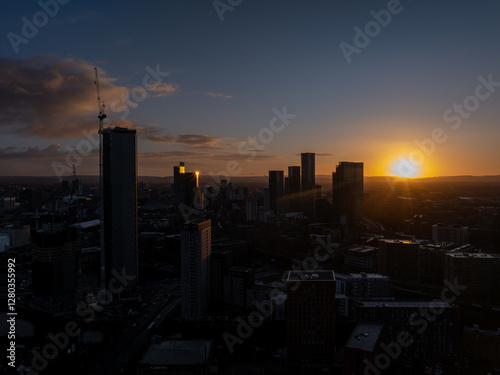 Fototapete Sunset Over Manchester Cityscape and Urban Skyline