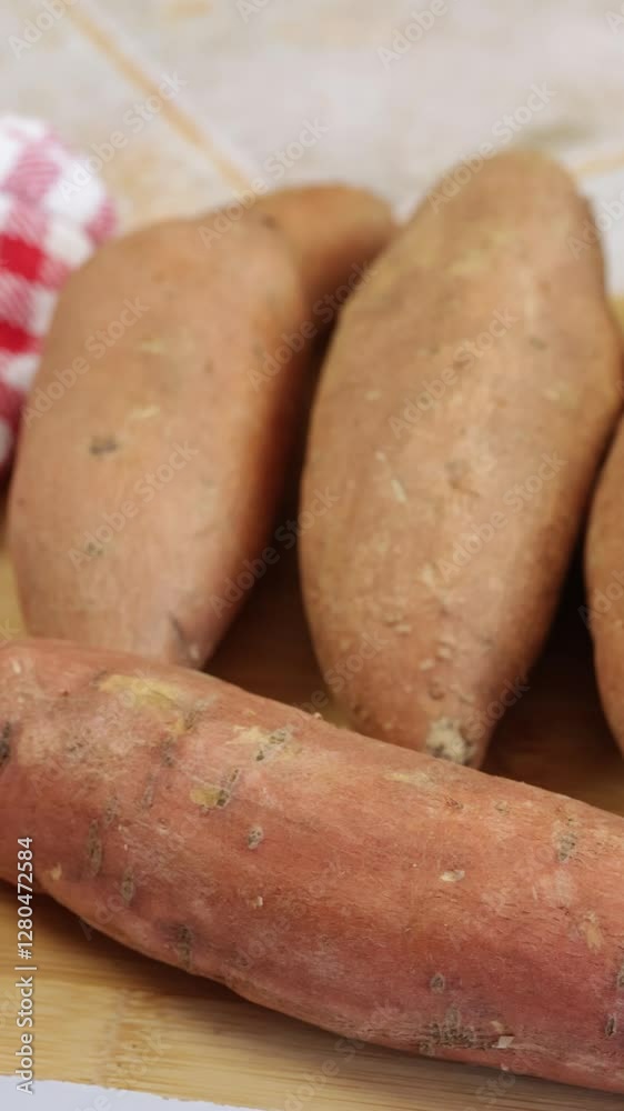 plusieurs patates douces, en gros plan, sur une table plusieurs patates douces, en gros plan, sur une table