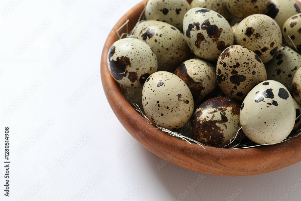 Obraz premium Quail eggs in a plate on light background 