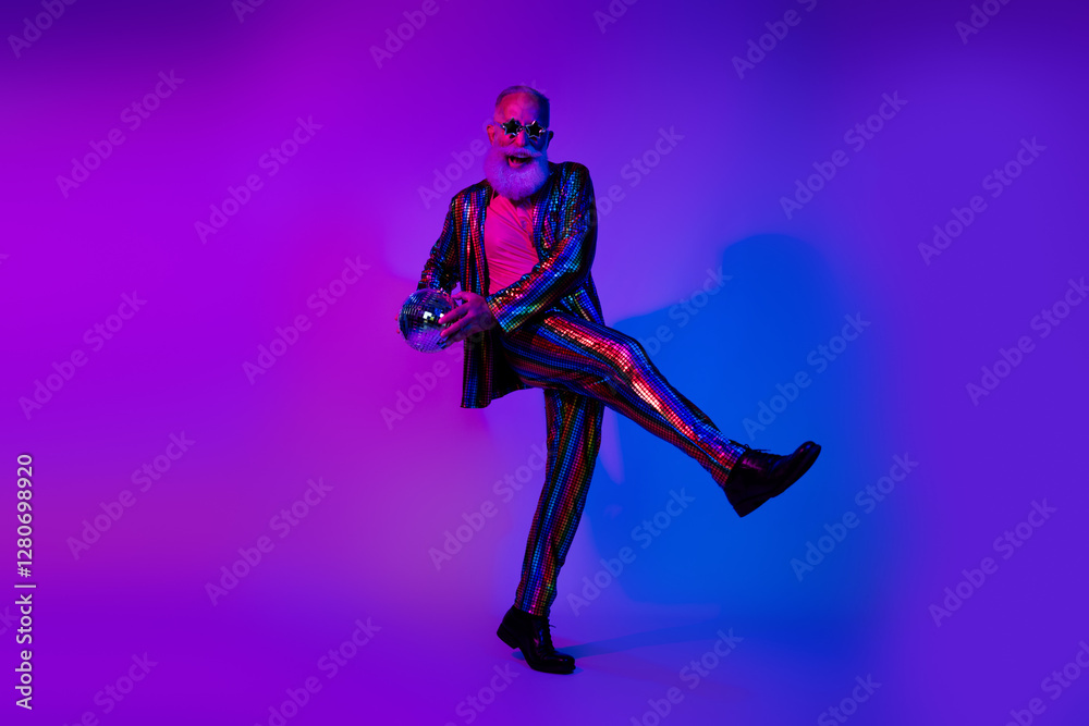 Obraz premium Full length photo of cheerful positive guy dressed shiny costume star eyeglasses enjoy glamour event emtpy space isolated purple color background