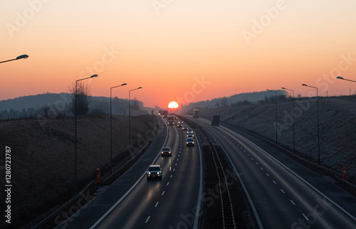 Obraz na płótnie ruch samochodowy na autostradzie o wschodzie słońca w salonie