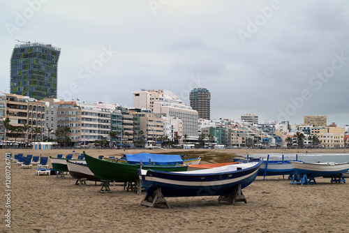 Barques sur la plage de Las Canteras à Las Palmas de Gran Canaria avec un ciel nuageux photo