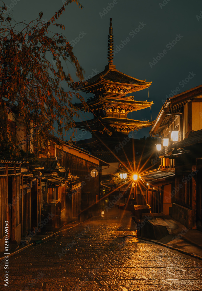 Fototapeta premium Yasaka Pagoda in Kyoto, Japan at night