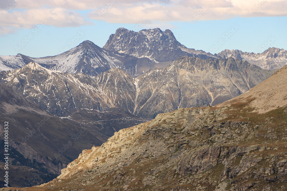 Höchster Berg der Albula Alpen im Fokus; Blick von Murtel zum Piz Kesch (3418) Höchster Berg der Albula Alpen im Fokus; Blick von Murtel zum Piz Kesch (3418)