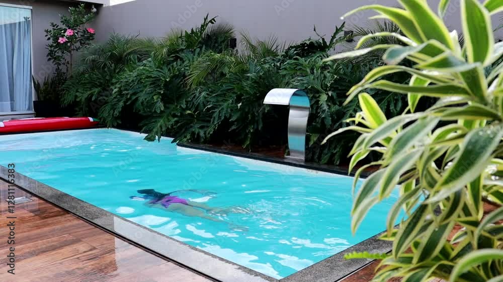 pai e filha se divertem na piscina 