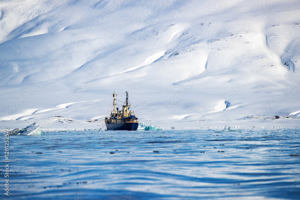 Φωτογραφία Icebreaker at anchor in the arctic waters of Svalbard, a Norwegian archipelago between mainland Norway and the North Pole