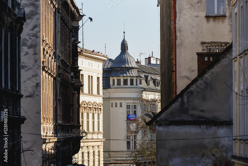 Fototapeta Naklejka Na Ścianę i Meble -  Bielsko Biała, stare zabytkowe kamienice, luty 2025.