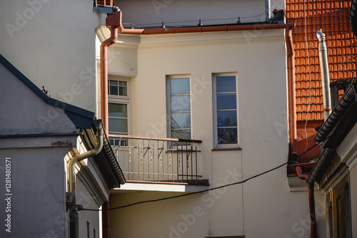 Fototapeta Naklejka Na Ścianę i Meble -  Bielsko Biała, stare zabytkowe kamienice, luty 2025.