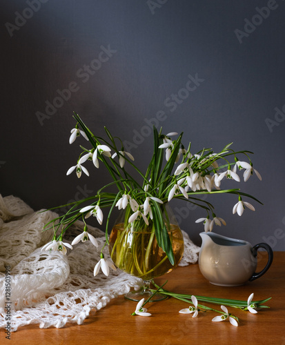 Obraz na płótnie A Beautiful Arrangement of Elegant Snowdrops in a Glass Vase w salonie