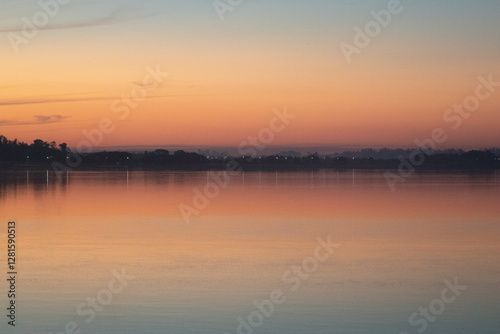 Fototapeta Naklejka Na Ścianę i Meble -  Colores del atardecer sobre el río
