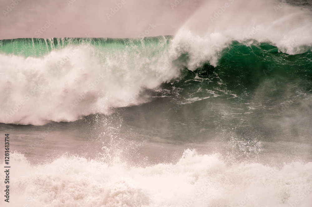 Obraz premium The Power of the Ocean: Massive Waves Crashing