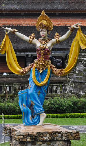 Obraz na płótnie A colorful statue beautifully showcasing traditional dance attire in Ulun Danu Beratan Temple w salonie