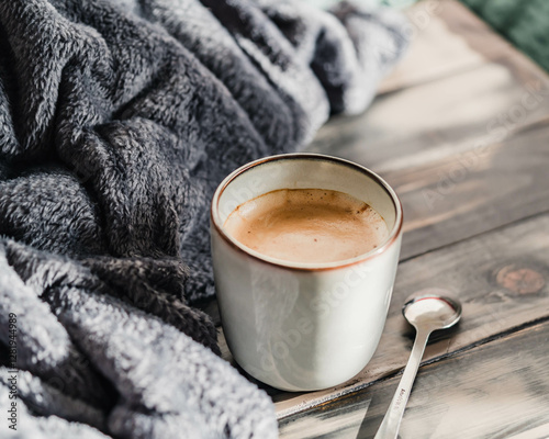 Sanft beleuchteter Kaffee-Moment mit weichen Farben photo