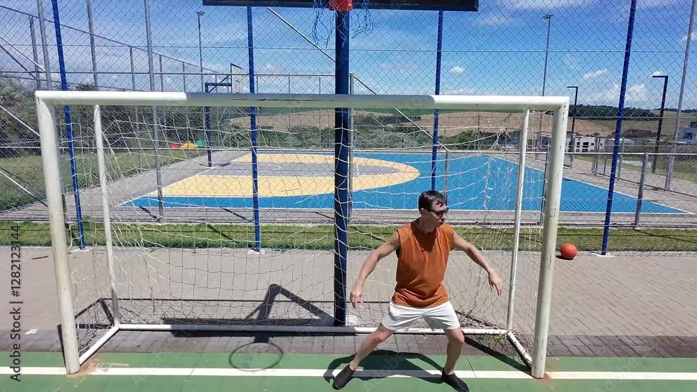 goleiro treina em trave futebol 